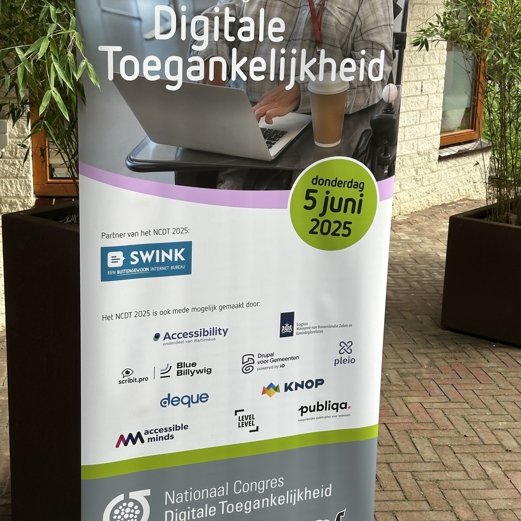 Foto van een baner op het nationaal congres digitale toegankelijkheid